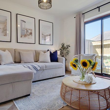 The Nook - Cosy Coastal Retreat Near Sandbanks 풀 외부 사진