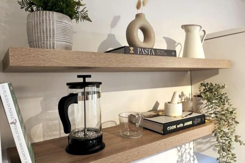 The Nook - Cosy Coastal Retreat Near Sandbanks 풀 외부 사진