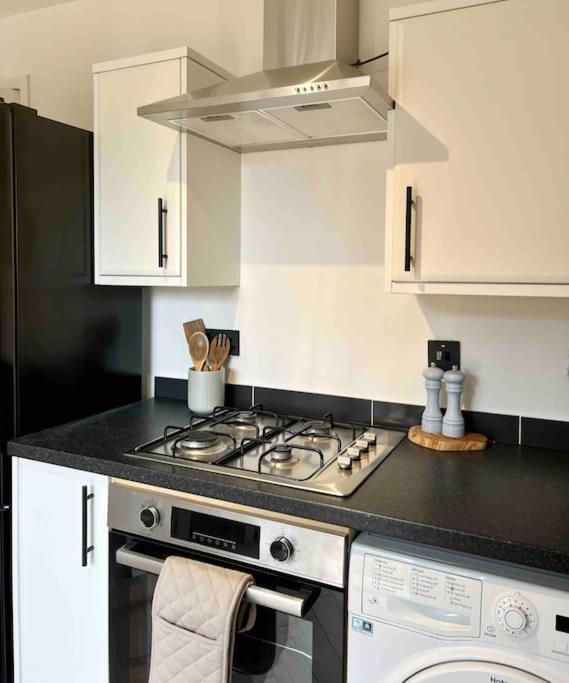 The Nook - Cosy Coastal Retreat Near Sandbanks 풀 외부 사진