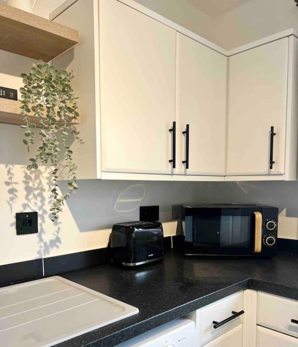 The Nook - Cosy Coastal Retreat Near Sandbanks 풀 외부 사진