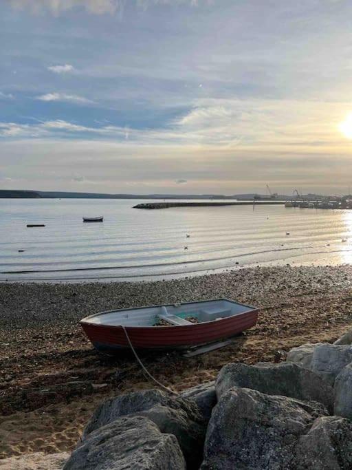 The Nook - Cosy Coastal Retreat Near Sandbanks 풀 외부 사진