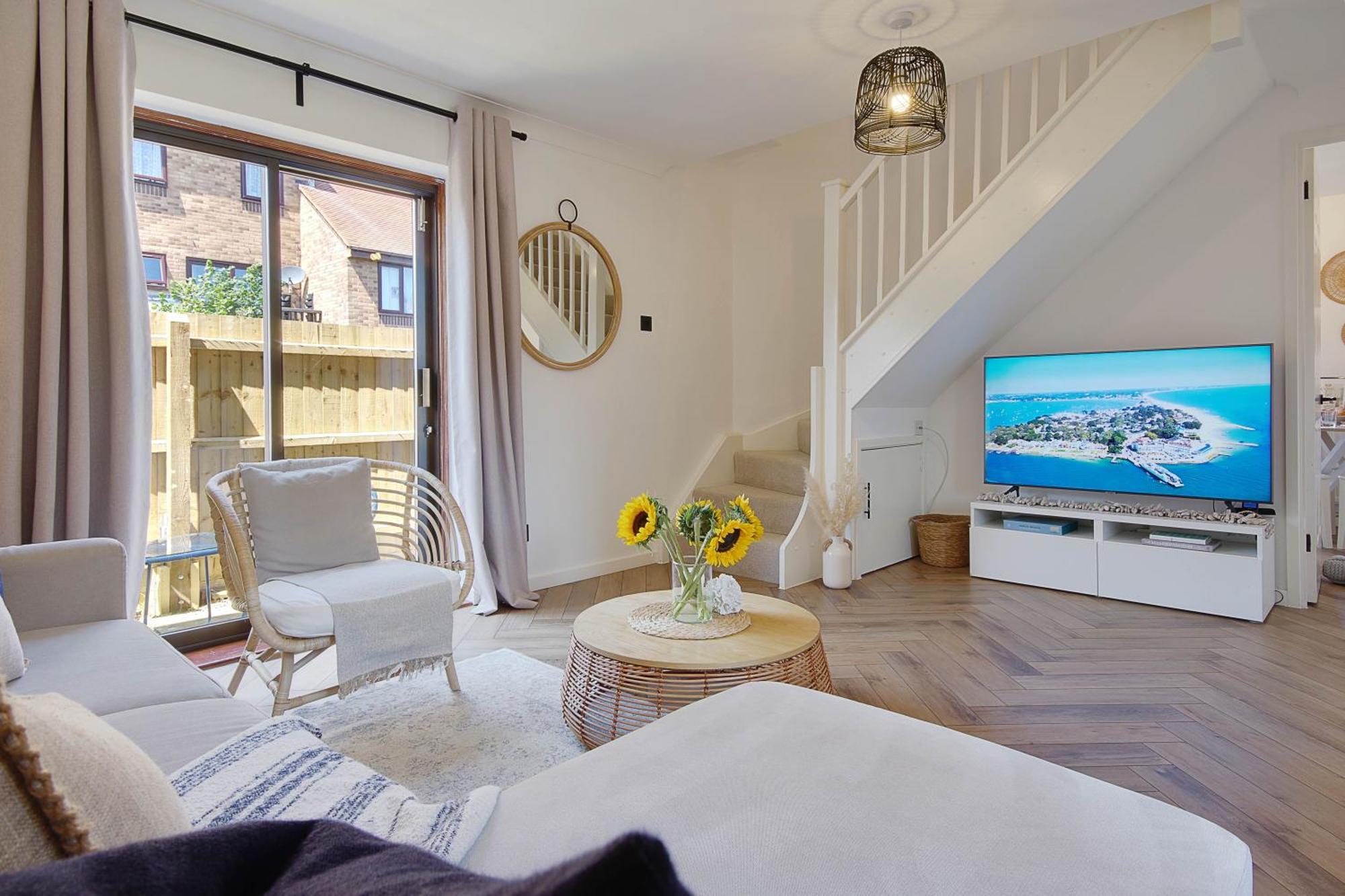 The Nook - Cosy Coastal Retreat Near Sandbanks 풀 외부 사진