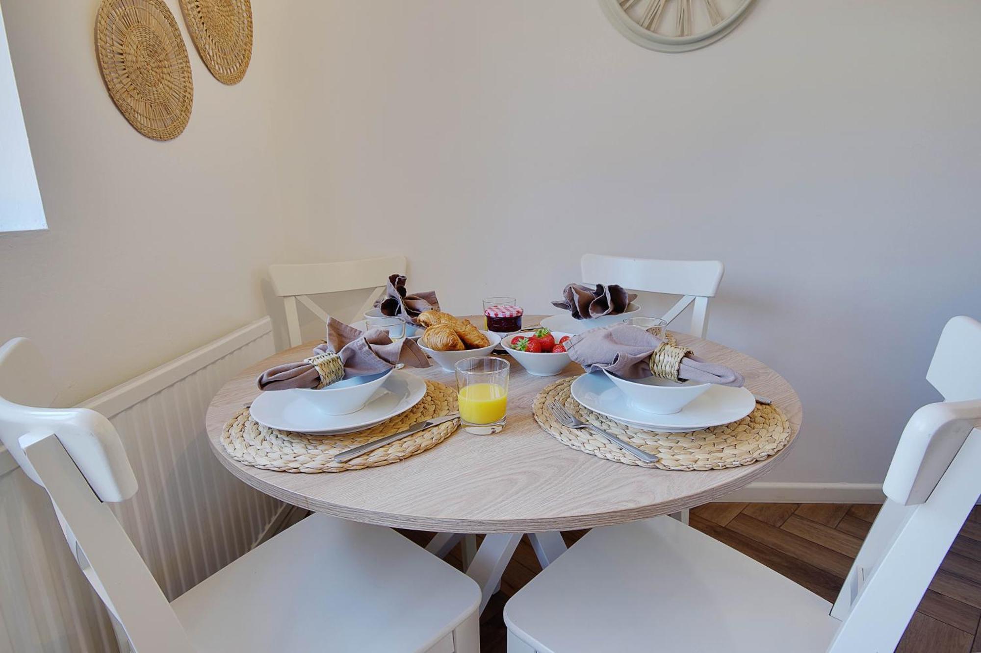 The Nook - Cosy Coastal Retreat Near Sandbanks 풀 외부 사진
