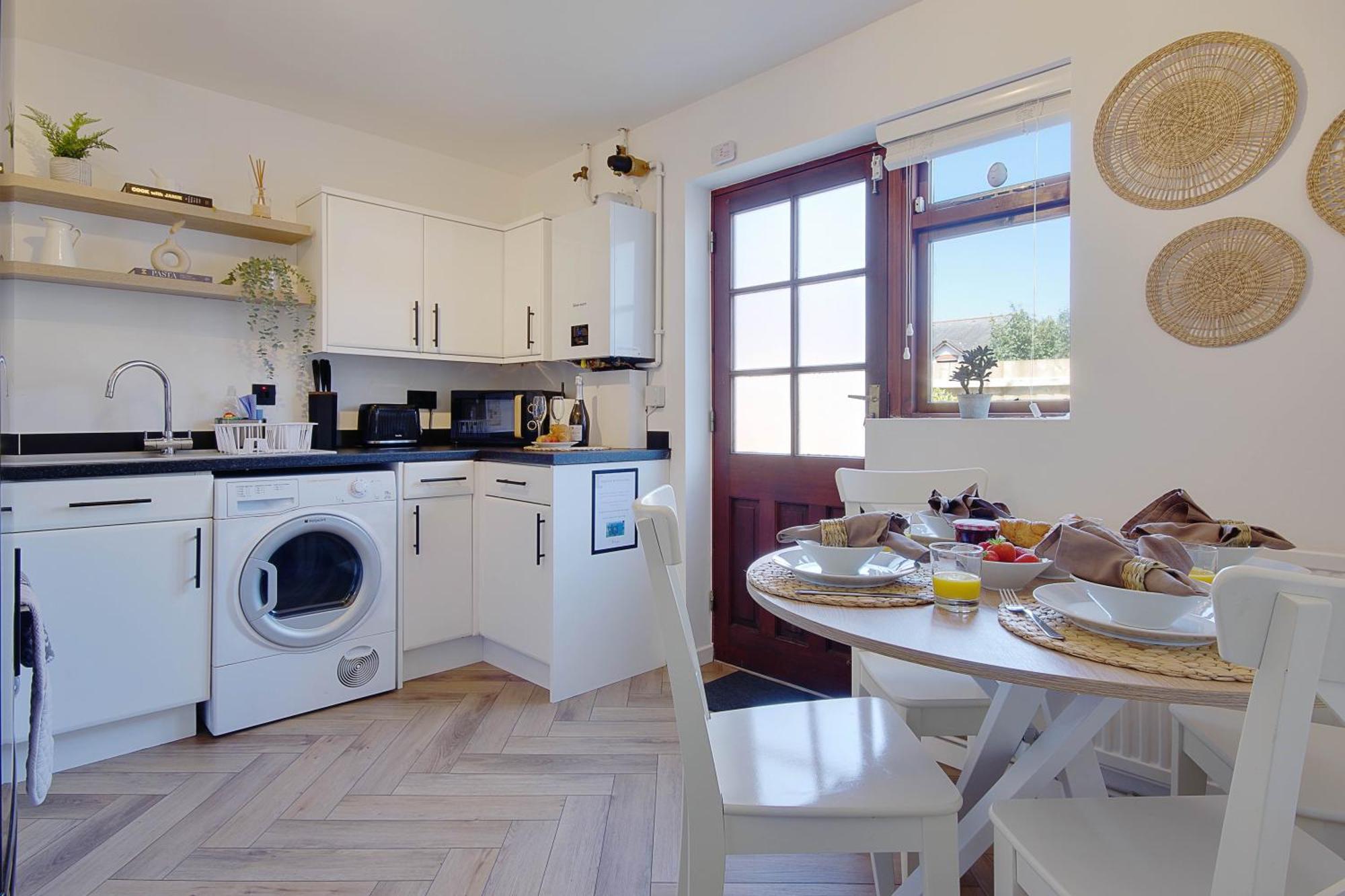 The Nook - Cosy Coastal Retreat Near Sandbanks 풀 외부 사진